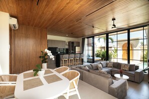 Vila luxo, sacada, vista para a piscina | Área de estar | Smart TV 32 polegadas com canais digitais