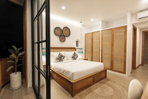 Villa Deluxe, balcón, vistas a la piscina | 2 dormitorios, ropa de cama de alta calidad, caja fuerte y escritorio