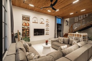 Vila luxo, sacada, vista para a piscina | Área de estar | Smart TV 32 polegadas com canais digitais