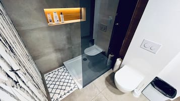 SĂšche-cheveux, serviettes fournies, savon, papier toilette