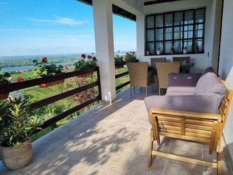 Terrace/patio. Holiday House in Smederevo with City, Garden, and River Views