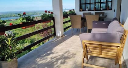 Ferienhaus in Smederevo mit Blick auf die Stadt, den Garten und den Fluss