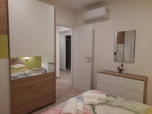 2 slaapkamers, een strijkplank/strijkijzer, internet, beddengoed