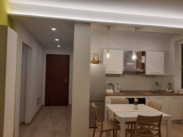 Kühlschrank, Geschirrspüler, Wasserkocher mit Kaffee-/Teezubehör