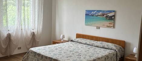 2 chambres, lit parapluie, draps fournis