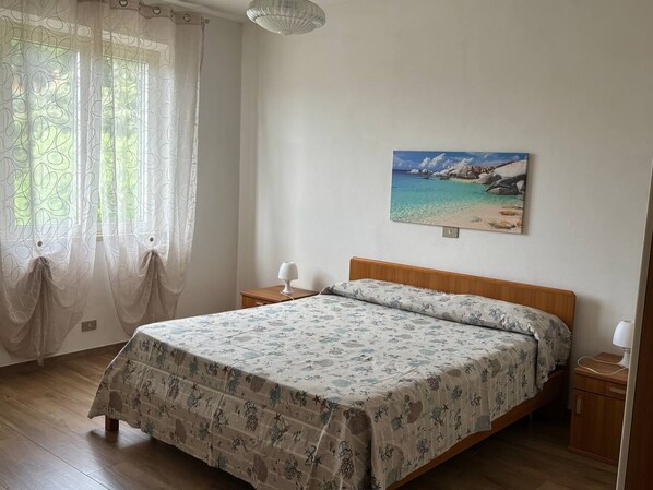 2 Schlafzimmer, Reisekinderbett, Bettwäsche