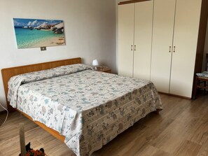 2 bedrooms, travel cot, bed sheets - Laura House: Apartment Shells. Relaxation in the countryside a stone's throw from the sea (Toscana)