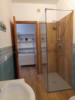 Dusche, Haartrockner, Bidet, Handtücher