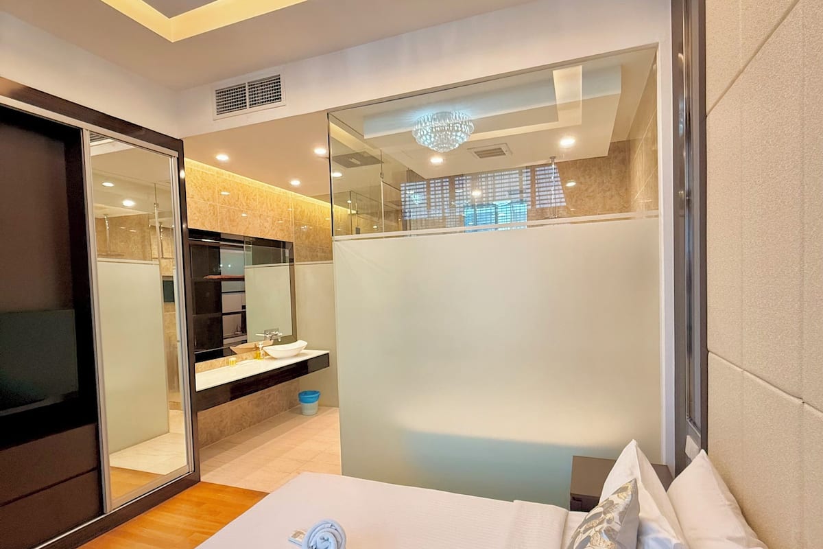 Luxury Apartment, 1 Bedroom, City View | 1 bilik tidur, busa memori, peti besi dalam bilik, kalis bunyi