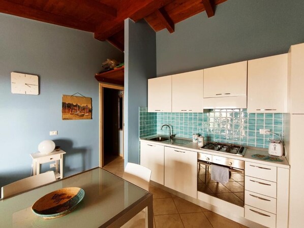 Kühlschrank, Herdplatte, Geschirrspüler, Kochgeschirr/Geschirr/Besteck