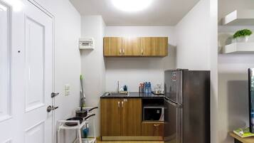 Fridge, oven, stovetop, cookware/dishes/utensils
