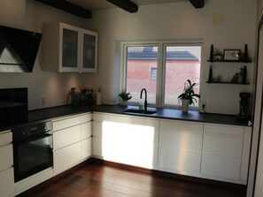 Fridge, microwave, dishwasher, cookware/dishes/utensils