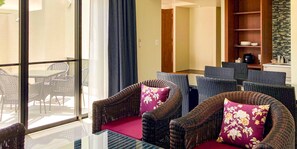 Villa – deluxe, 1 soverom, massasjebadekar | Oppholdsområde | Flatskjerm-TV