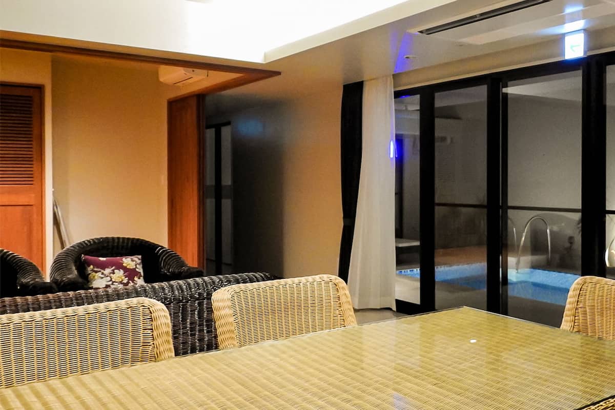 Vila superluxo, 2 quartos, piscina particular | Opções para refeição no quarto