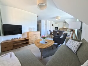 Een televisie en een stereo