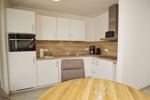 Fridge, oven, stovetop, dishwasher