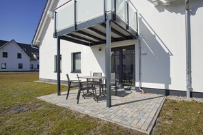 Outdoor dining - Beachfront apartment with terrace, use of swimming pool and sauna - Rex Rugia H-1010 - (Göhren)