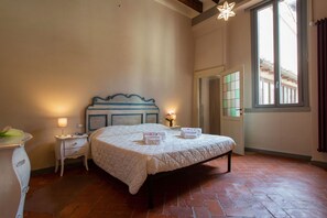 5 bedrooms, iron/ironing board, travel crib, free WiFi - Apartment in Florence with 5 bedrooms sleeps 10 (Florence)
