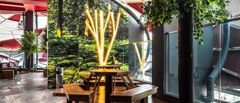 المنشأة من الداخل