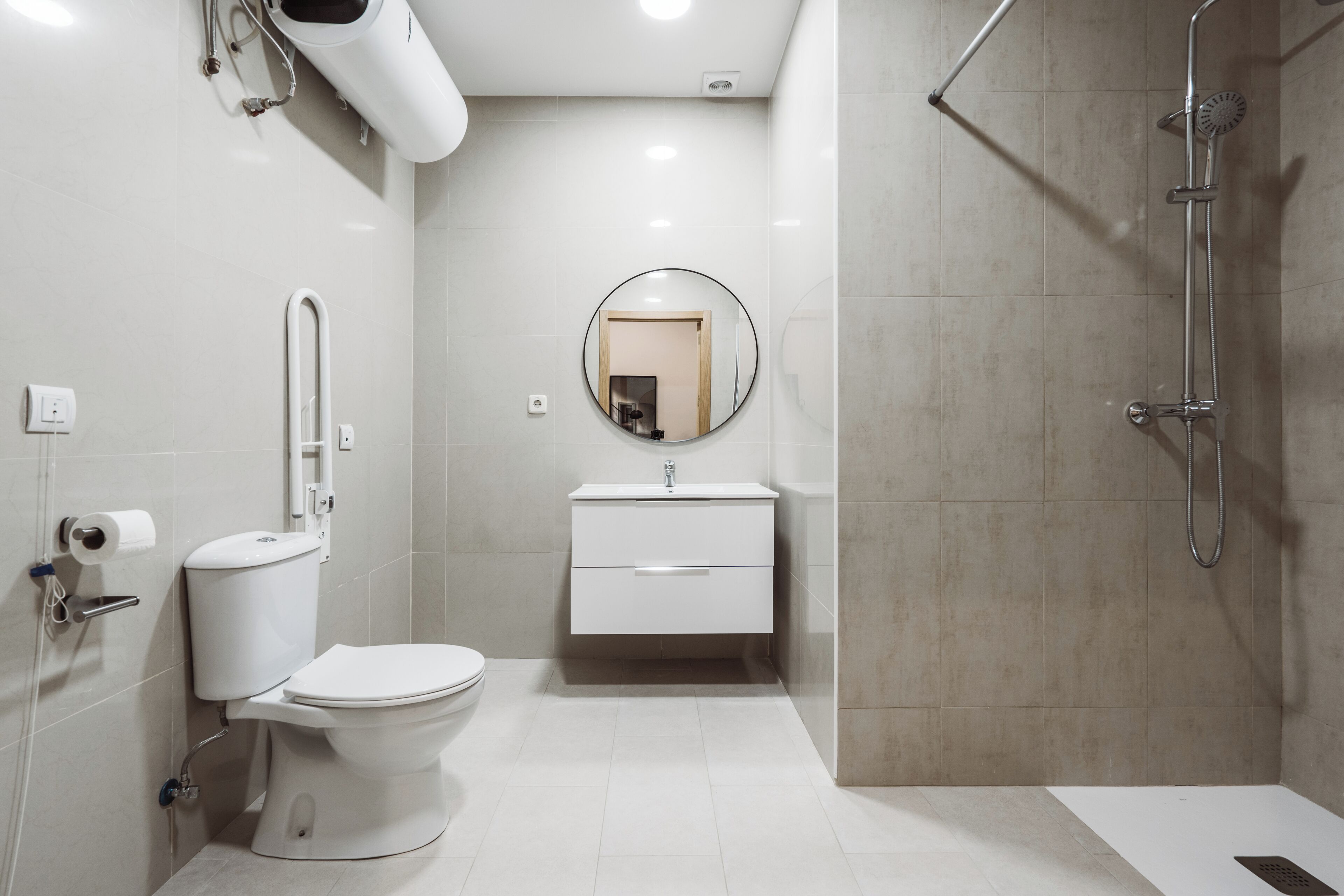 Comfort Double Room, 2 Single Beds, Courtyard View | Bathroom | Shower, free toiletries, hair dryer, towels
