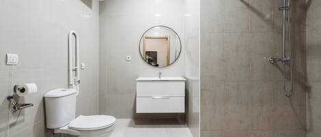 Comfort Double Room, 2 Twin Beds, Courtyard View | Bathroom | Shower, free toiletries, hair dryer, towels