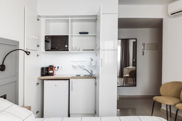 Deluxe Double Room, 2 Single Beds, Courtyard View | Private kitchen | Mini-fridge, microwave, coffee/tea maker, electric kettle - Chamberí Suites (Madrid)