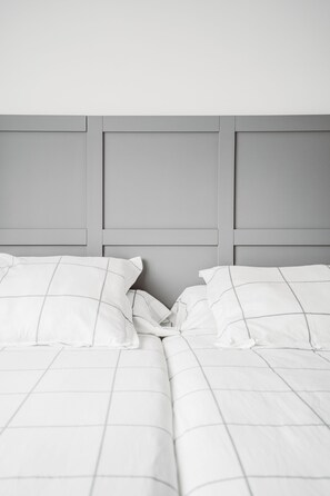 Habitación Deluxe doble, 2 camas individuales, vistas al patio | Escritorio, espacio para trabajar con un portátil, cortinas opacas