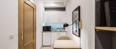Comfort szoba kétszemélyes ággyal, 2 egyszemélyes ágy, kilátással az udvarra | Privát konyha | Minihűtő, mikrohullámú sütő, kávé-/teafőző és elektromos vízforraló