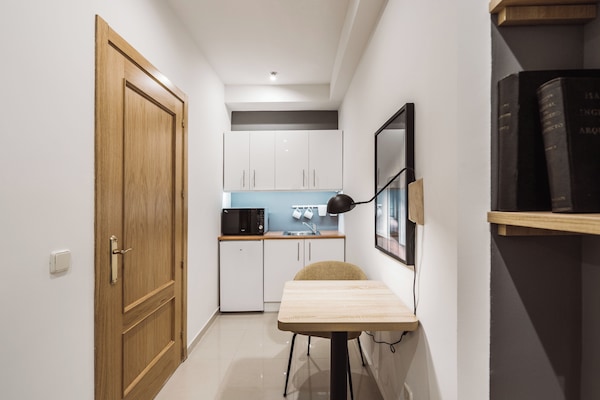 Comfort Double Room, 2 Single Beds, Courtyard View | Private kitchen