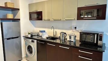 Refrigerador, microondas, tetera eléctrica y tostadora