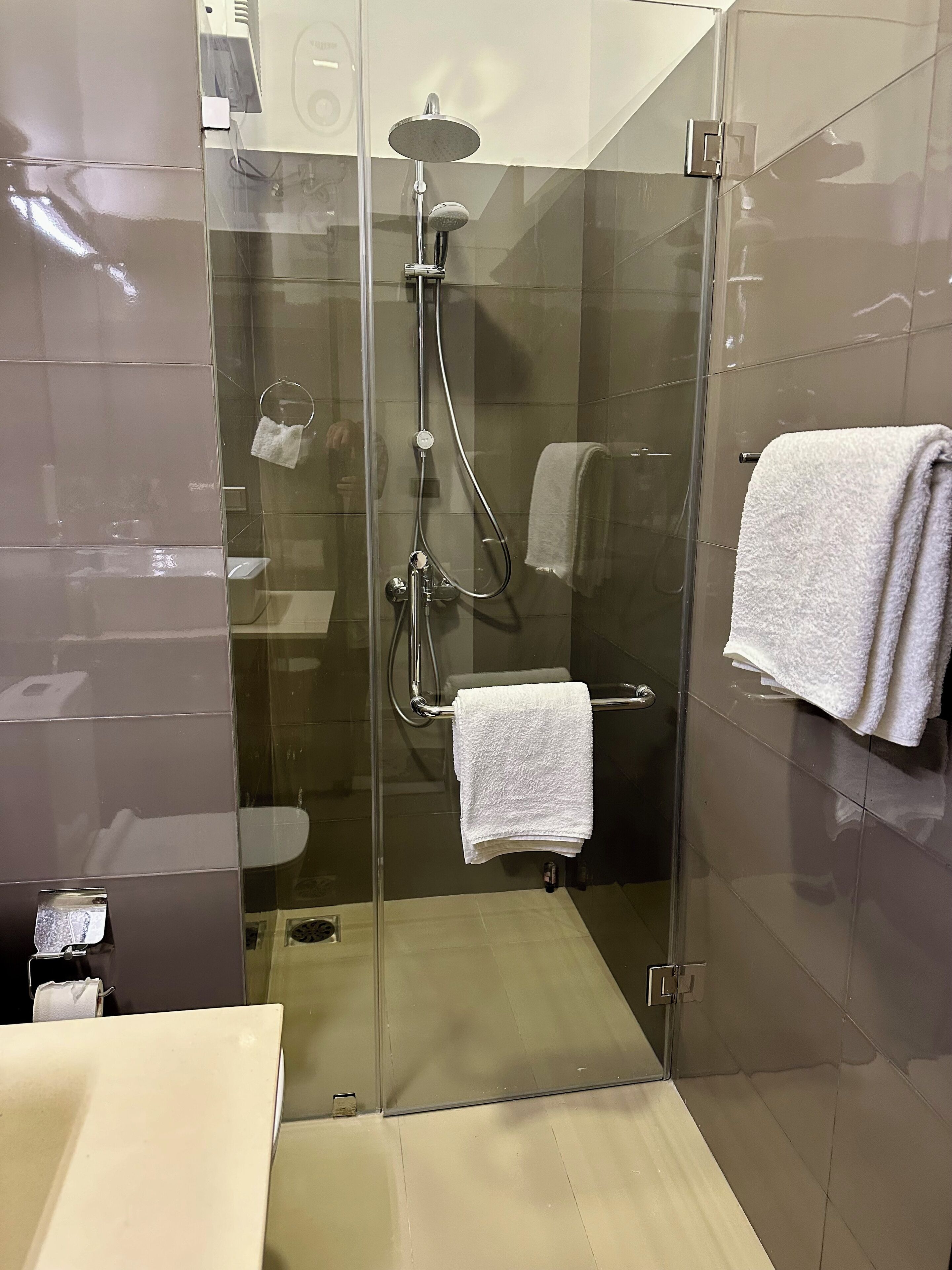 Een haardroger, een bidet, handdoeken, zeep