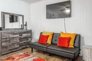 Smart TV, caminetto, libri, stampante