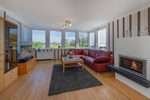 TV, books, stereo - Strandhaus Möwe - Holiday apartment on the dune with sea view (Zempin)