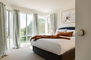 4 bedrooms, iron/ironing board, free WiFi, bed sheets