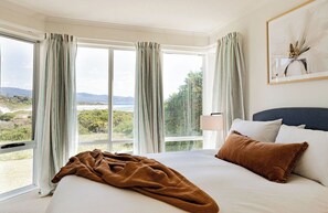 4 bedrooms, iron/ironing board, free WiFi, bed sheets - Best of the Best - Villa Redbill (Glamorgan-Spring Bay)