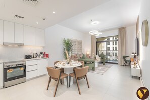 Luxury-Apartment, Balkon, Poolblick | Essbereich im Zimmer