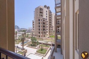 Luxury-Apartment, Balkon, Poolblick | Balkon