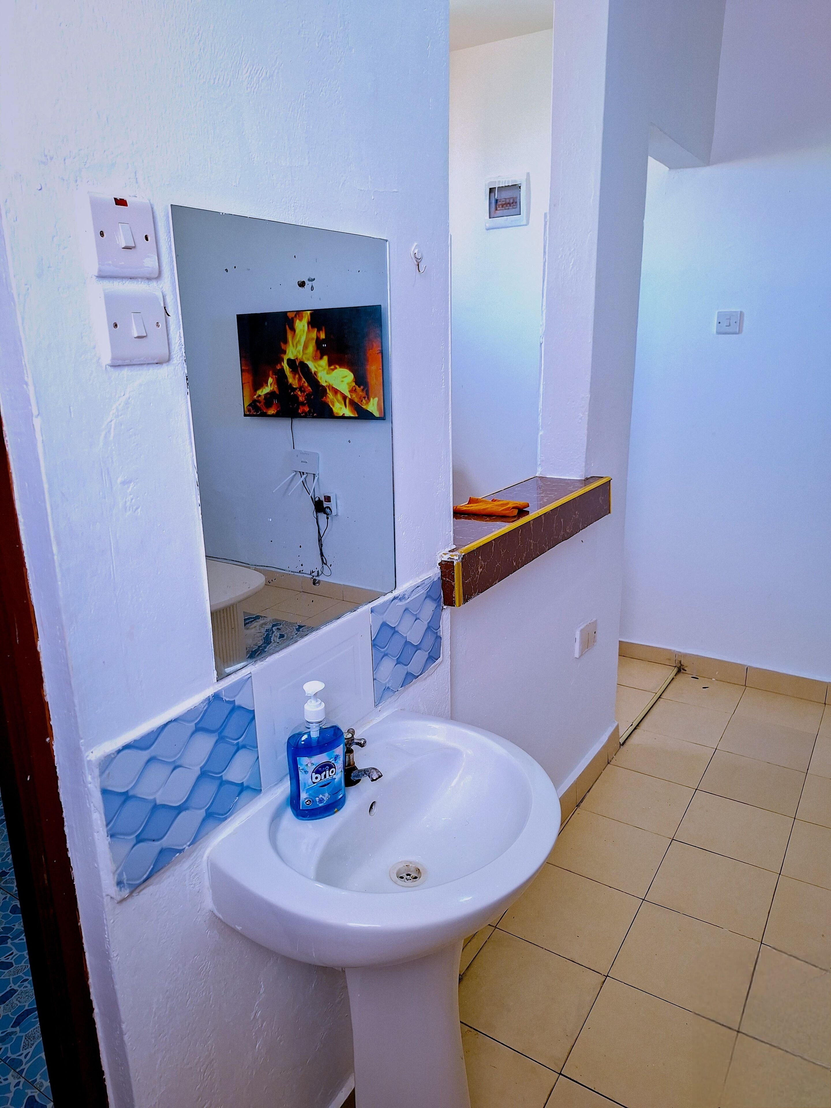 Regadera, bidet, toallas, jabón 