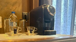 Habitación, 1 habitación, balcón | Café o cafetera