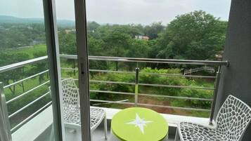 Premium Den | Garden view