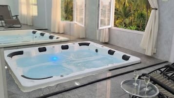 Balsam Jacuzzi Villa | Bed sheets