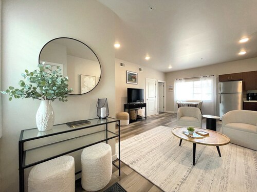 New 2 Bedroom - Delightful Condo Downtown TC