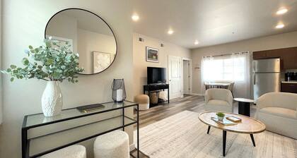 New 2 Bedroom - Delightful Condo Downtown TC