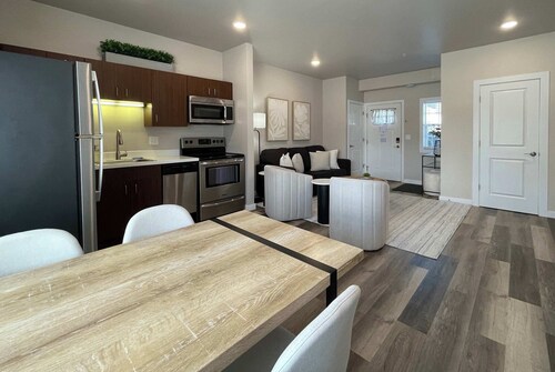 New 2 Bedroom - Delightful Condo Downtown TC