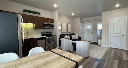 New 2 Bedroom - Delightful Condo Downtown TC