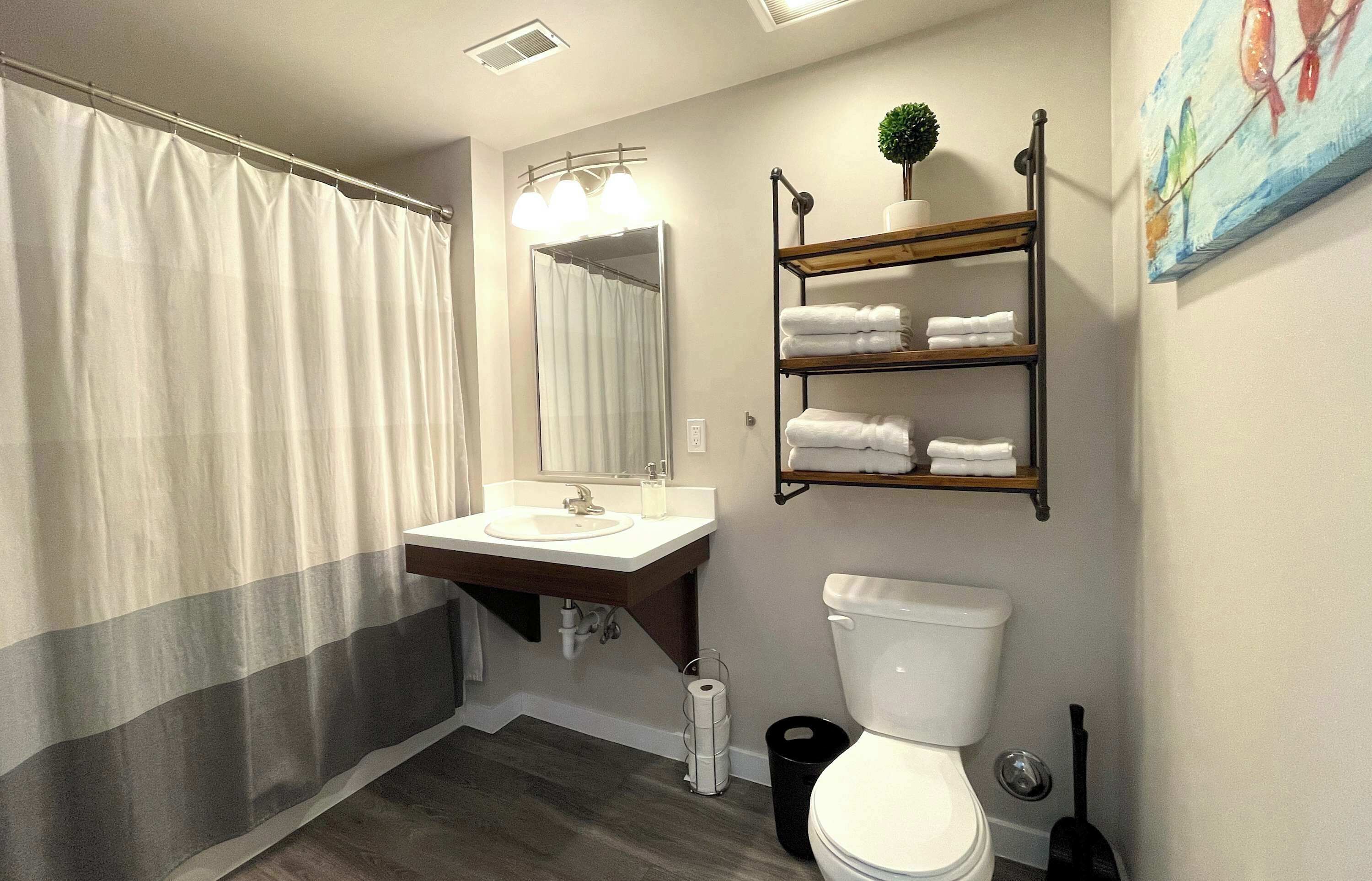 Regadera, secadora de cabello, toallas 