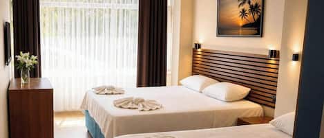 Habitación clásica, vistas al mar | Ropa de cama de alta calidad, minibar, sistema de insonorización