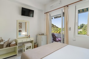 Soundproofing, iron/ironing board, free WiFi, bed sheets - Theros Blu (Parga)