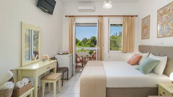 Standard Room, Large Balcony, Garden View | Schallisolierte Zimmer, Bügeleisen/Bügelbrett, kostenloses WLAN