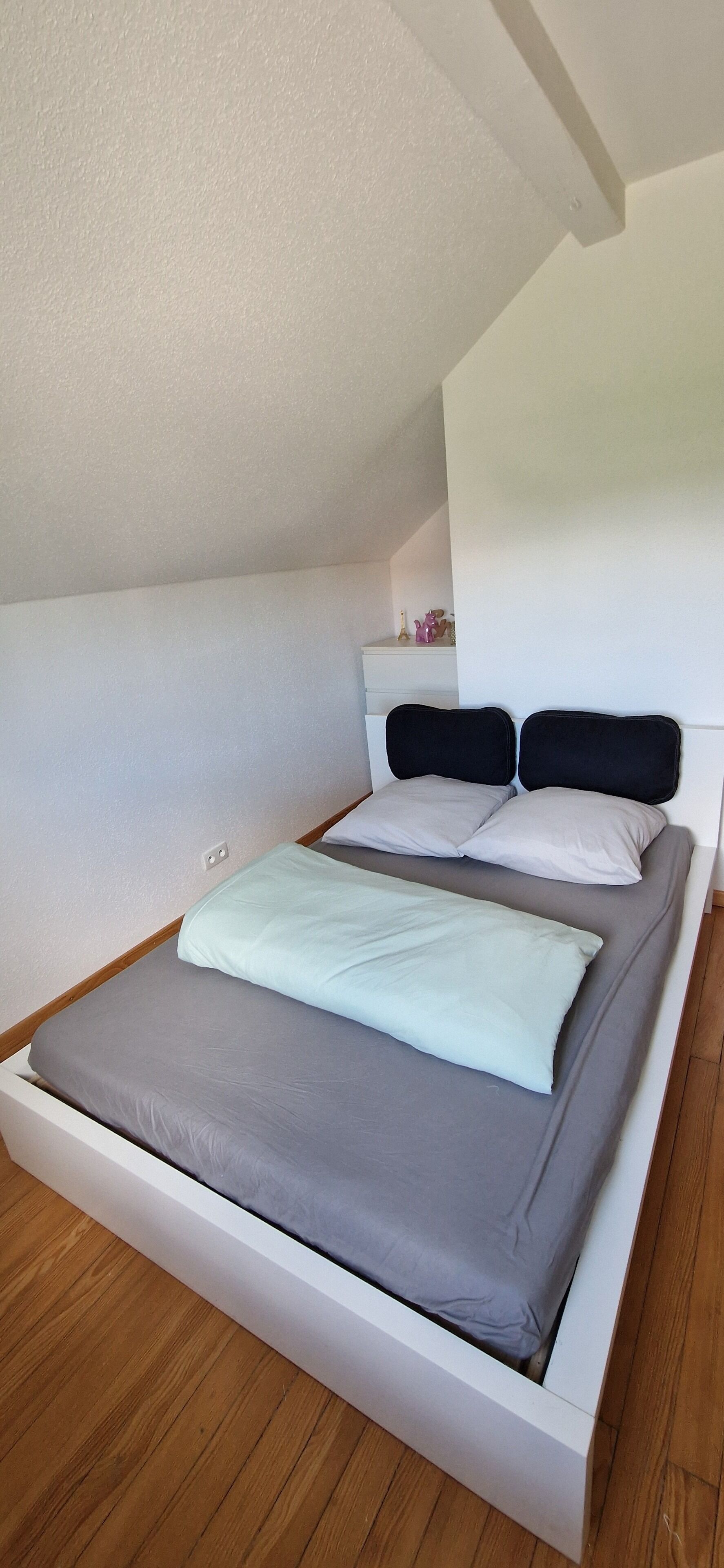 3 slaapkamers, een bureau, een strijkplank/strijkijzer, reisbedje